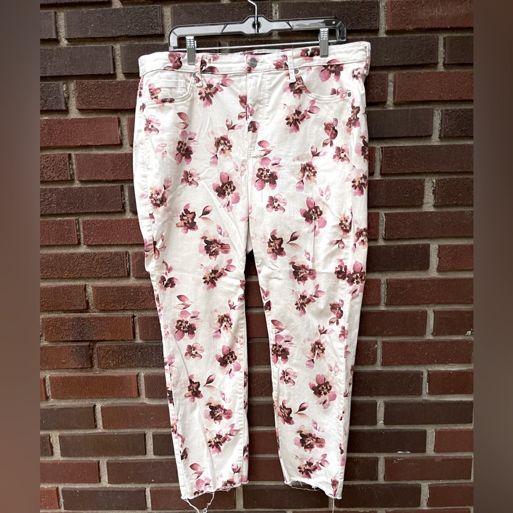 NYDJ jeans, released hem detail, floral print 14W EUC like new